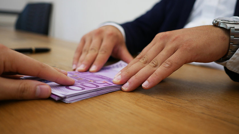 V loňském roce se v České republice sjednalo o patnáct miliard více úvěrů než v roce předcházejícím. V současné době jsou půjčky velice skloňovaným, ale často i obávaným tématem. Podle průzkumu České bankovní asociace splácí jednu nějakou půjčku každý pátý Čech. Jaké jsou důvody toho, že si Češi půjčují peníze? A na co je nejvíce potřebují? Velké oblíbenosti se těší různé druhy půjček, jako je třeba půjčka bez doložení příjmu. Z průzkumu vyplývá, že žadatelé o úvěr potřebují peníze nejčastěji na financování nákupu elektroniky a vybavení do bytu. V neposlední řadě půjčené peníze využívají na nákup motorového vozidla. Zase na druhou stranu, průzkum ukazuje, že Češi raději oželí dovolenou, než aby si na ni měli půjčit peníze. Češi slyší na akce a nízký úrok Češi jsou věhlasní tím, že mají zájem o cokoliv, na co jsou akce a slevy, přičemž úvěry nejsou výjimkou. Právě z daného důvodu je obrovský zájem o půjčky, u nichž věřitel slibuje různé akce na splátky a nízkou úrokovou sazbu. Bohužel, už neupozorňuje na to, jak vysoké jsou poplatky a hodnota RPSN, která může proměnit i na první pohled výhodnou půjčku na drahou záležitost. Předtím, než si tedy vůbec něco sjednáte, si zjistěte veškeré parametry a vlastnosti úvěru, abyste potom nelitovali. Češi se nebojí splácení Češi si jednoznačně věří a splácení úvěrů se rozhodně nebojí. V podstatě každý pátý Čech si už někdy něco koupil na splátky, protože si raději půjčí, neboť se mu nechce čekat, než si našetří požadovanou sumu. Zájem je také o půjčky na bydlení. Unicredit Bank hypotéka i hypotéky od dalších bank nabízí momentálně zajímavé úrokové sazby. Nepouštějte se bezhlavě do sjednávání úvěrů, prvně si o nich něco zjistěte, abyste nepodepsali něco, čeho byste potom litovali. V případě, že se dostanete do dluhové pasti, dostanete exekuci na plat, a to určitě nechcete.