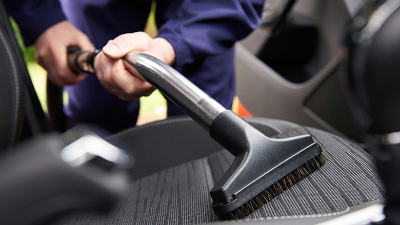 Jak rychle a dobře uklidit a vysát auto? Důležitý je postup i výběr hubic