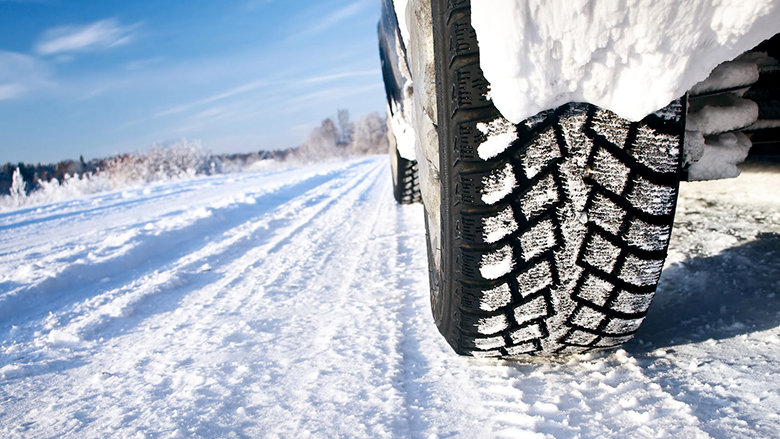 Fotografie: Zimní pneumatiky na zasněžené silnici