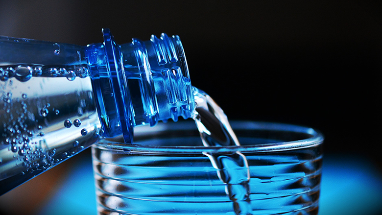 pitný režim lahev s vodou