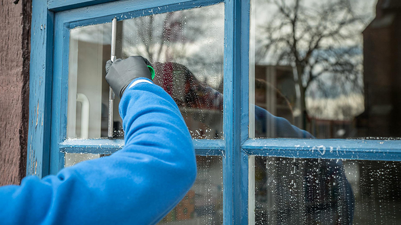 Mytí oken: 4 tipy, jak na něj vyzrát!