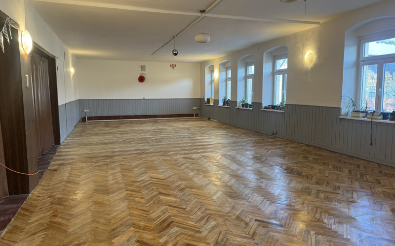 Fotografie: Kompletní broušení a lakování parket v tanečním sále - Bělušice
