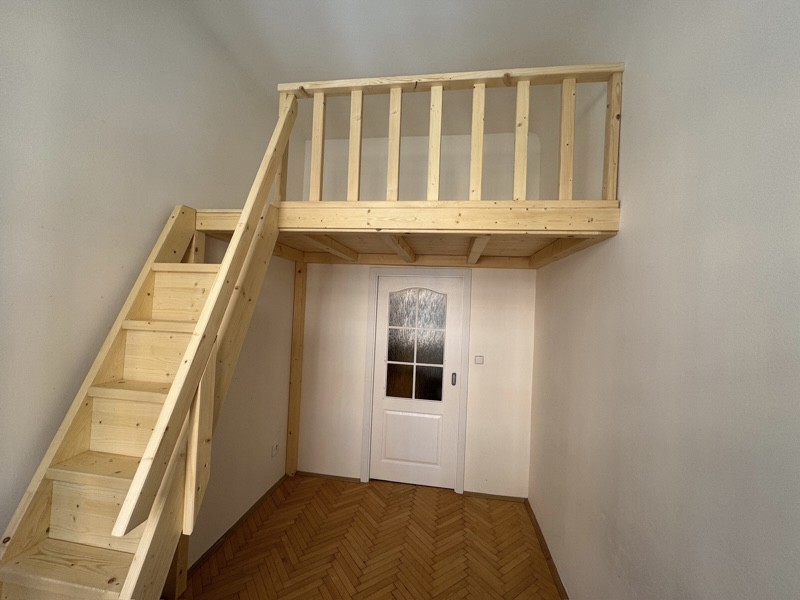 Fotografie: vestavěné patro na spaní Praha